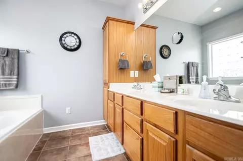 Bath - 2929 Falcon Ct, Benton, AR 72015 photo 1 of 3