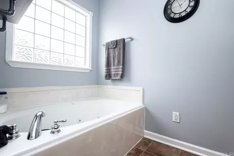 Bath - 2929 Falcon Ct, Benton, AR 72015 photo 2 of 3