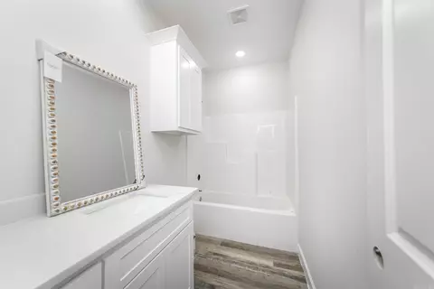 Bath - 933 Villa Vista Loop, Cabot, AR 72023 photo 1 of 2