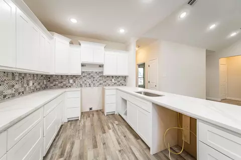 Kitchen - 933 Villa Vista Loop, Cabot, AR 72023 photo 3 of 3