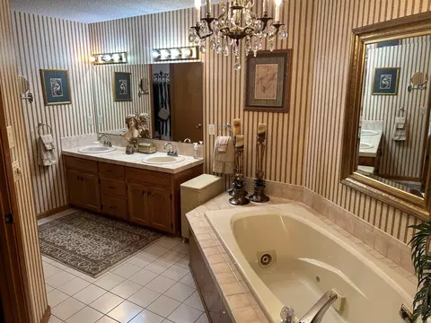 Bath - 2906 Wicket St, Conway, AR 72034 photo 2 of 4