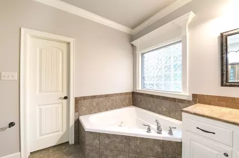 Bath - 1584 Vista Dr, Cabot, AR 72023 photo 6 of 9