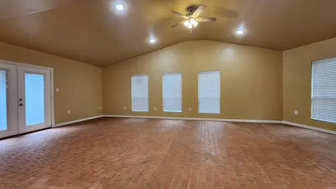 Living - 700 W 33rd Ave, Pine Bluff, AR 71603 photo 2 of 4