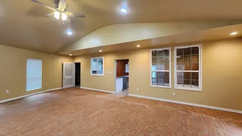 Living - 700 W 33rd Ave, Pine Bluff, AR 71603 photo 3 of 4