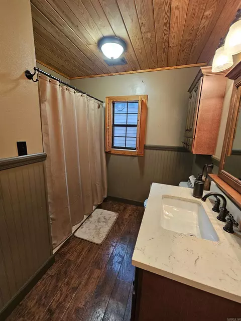 Bath - 8610 Scarlett Ln, Pine Bluff, AR 71603 photo 4 of 7
