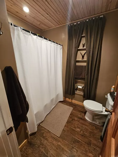 Bath - 8610 Scarlett Ln, Pine Bluff, AR 71603 photo 2 of 7