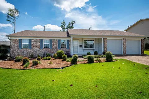 11 Coachlight Dr, Little Rock, AR 72227