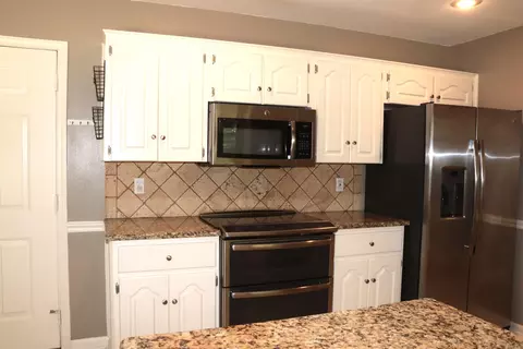 Kitchen - 1406 Wild Rose Cir, Conway, AR 72032 photo 2 of 3