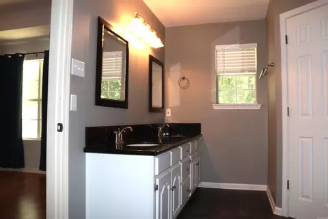 Bath - 1406 Wild Rose Cir, Conway, AR 72032 photo 4 of 4