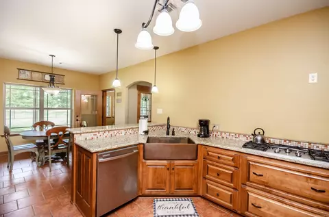 Kitchen - 77 Reed Rd, Greenbrier, AR 72058 photo 6 of 7