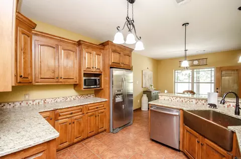 Kitchen - 77 Reed Rd, Greenbrier, AR 72058 photo 4 of 7