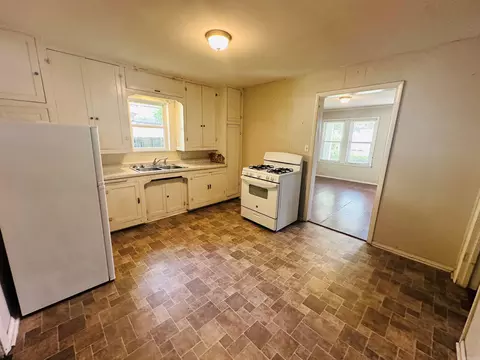 Kitchen - 917 Mcbee St, Malvern, AR 72104 photo 2 of 4