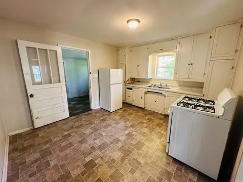 Kitchen - 917 Mcbee St, Malvern, AR 72104 photo 1 of 4