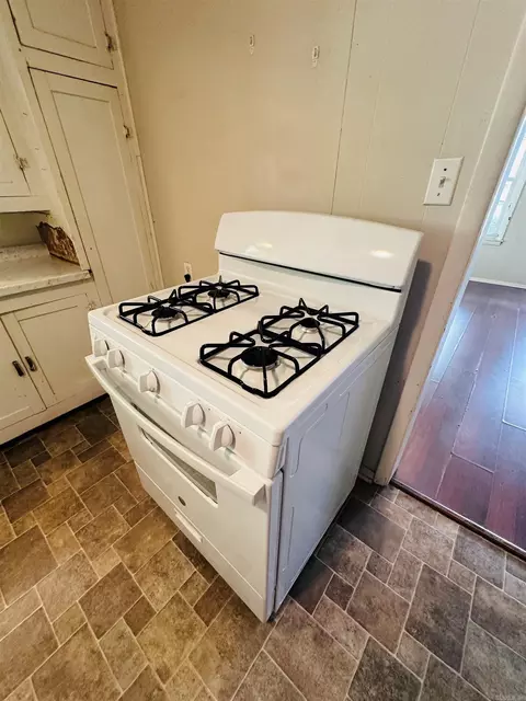 Kitchen - 917 Mcbee St, Malvern, AR 72104 photo 4 of 4