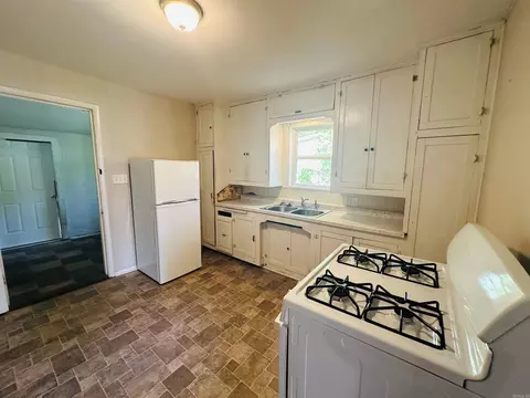 Kitchen - 917 Mcbee St, Malvern, AR 72104 photo 3 of 4