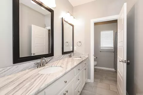 Bath - 7633 S Shoreline Blvd, Benton, AR 72019 photo 1 of 8