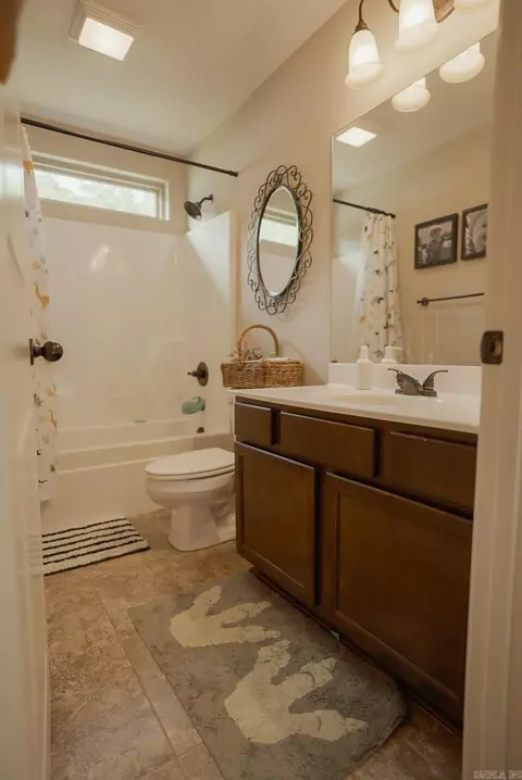 Bath - 2009 Dandelion Dr, Benton, AR 72019 photo 3 of 4