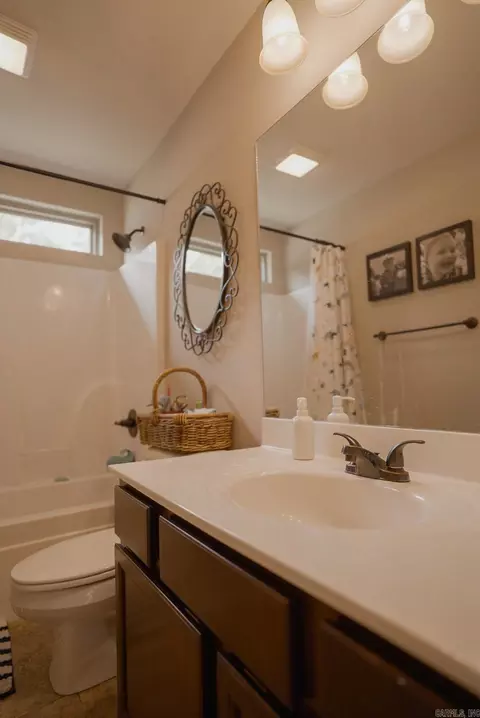Bath - 2009 Dandelion Dr, Benton, AR 72019 photo 4 of 4