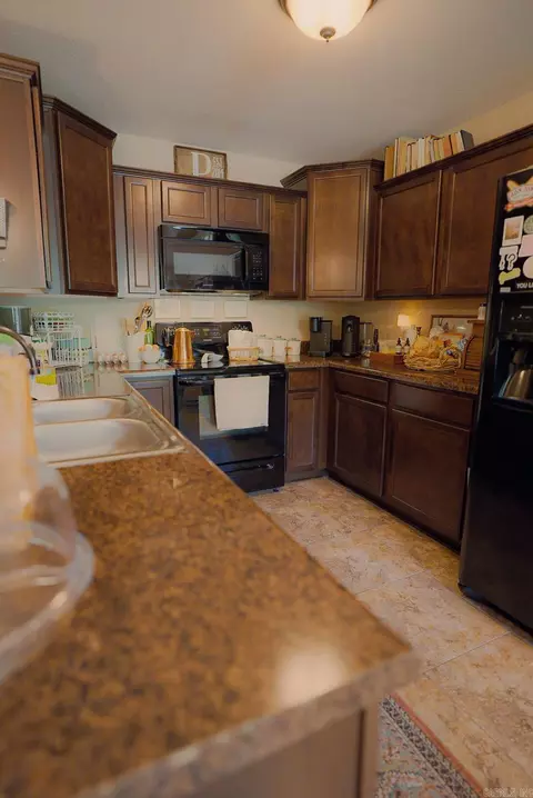 Kitchen - 2009 Dandelion Dr, Benton, AR 72019 photo 2 of 2