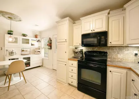 Kitchen - 29 Castleton Dr, Ward, AR 72176 photo 5 of 7