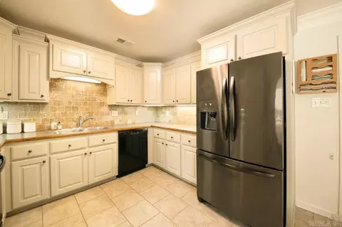 Kitchen - 29 Castleton Dr, Ward, AR 72176 photo 4 of 7