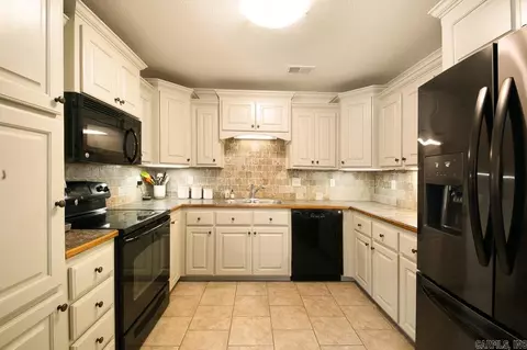 Kitchen - 29 Castleton Dr, Ward, AR 72176 photo 3 of 7