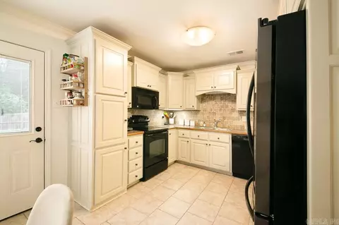 Kitchen - 29 Castleton Dr, Ward, AR 72176 photo 2 of 7