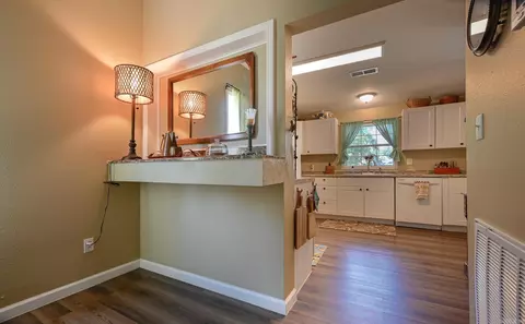 Entry Way - 409 Tenth St, Mena, AR 71953 photo 2 of 3