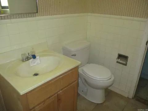 Bath - 401 N Lemon St, Beebe, AR 72012 photo 4 of 5