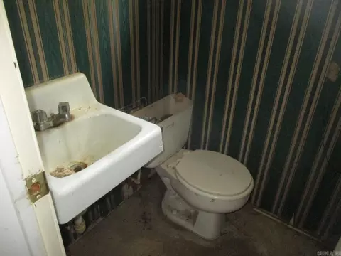 Bath - 401 N Lemon St, Beebe, AR 72012 photo 5 of 5