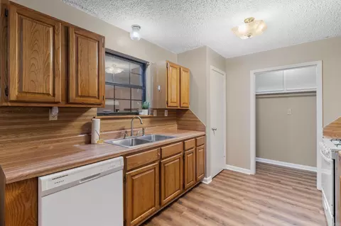 Kitchen - 2016 Catherine St, Benton, AR 72019 photo 2 of 2