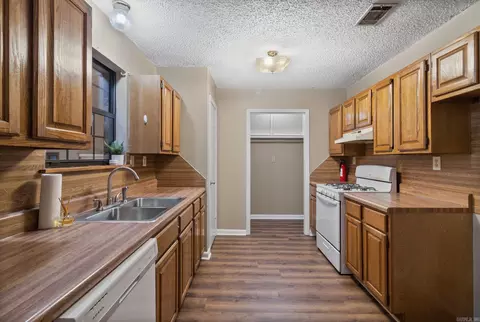 Kitchen - 2016 Catherine St, Benton, AR 72019 photo 1 of 2