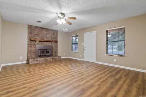 Living - 2016 Catherine St, Benton, AR 72019 photo 1 of 8