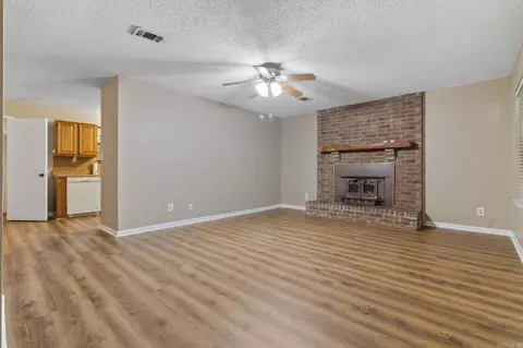Living - 2016 Catherine St, Benton, AR 72019 photo 2 of 8