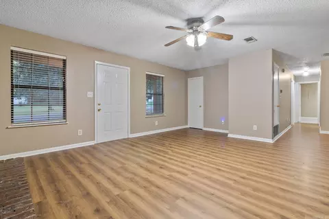 Living - 2016 Catherine St, Benton, AR 72019 photo 5 of 8