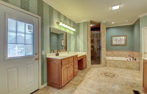 Bath - 3045 Westover Dr, Conway, AR 72032 photo 2 of 5