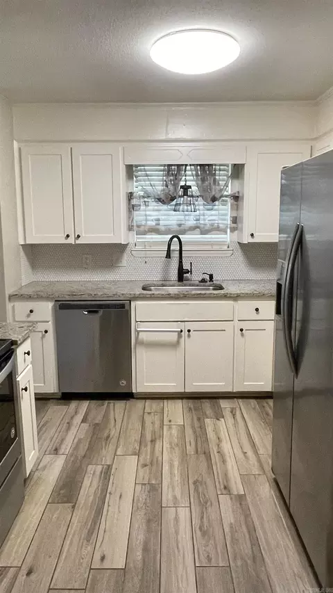 Kitchen - 10 Dee Ln, Conway, AR 72032 photo 3 of 5