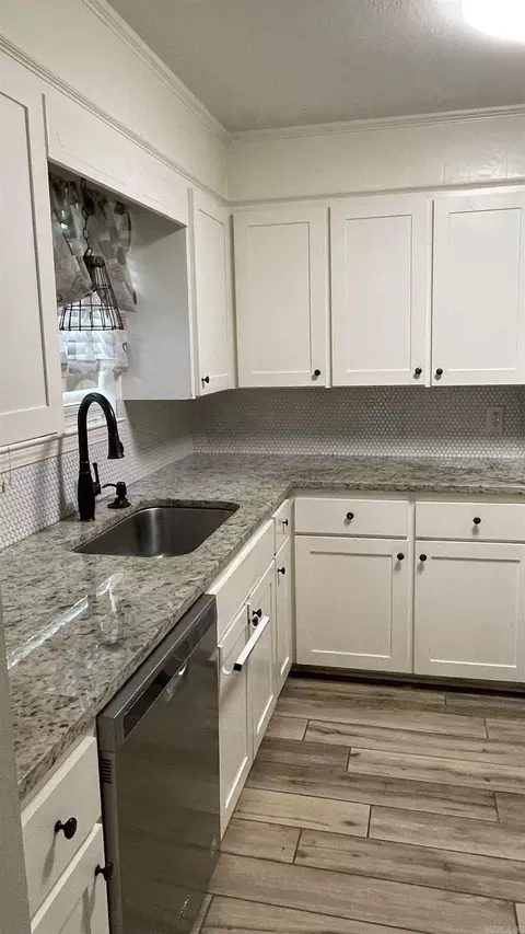 Kitchen - 10 Dee Ln, Conway, AR 72032 photo 2 of 5