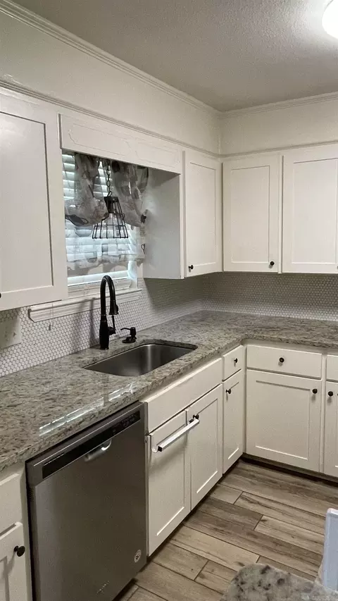 Kitchen - 10 Dee Ln, Conway, AR 72032 photo 4 of 5