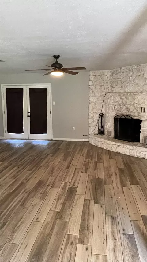Living - 10 Dee Ln, Conway, AR 72032 photo 3 of 3