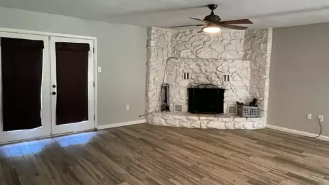 Living - 10 Dee Ln, Conway, AR 72032 photo 2 of 3