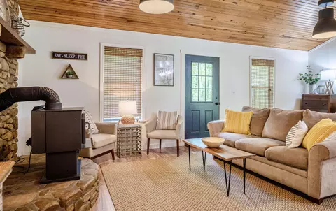 Living - 996 Pinewood Ln, Mountain View, AR 72560 photo 1 of 3