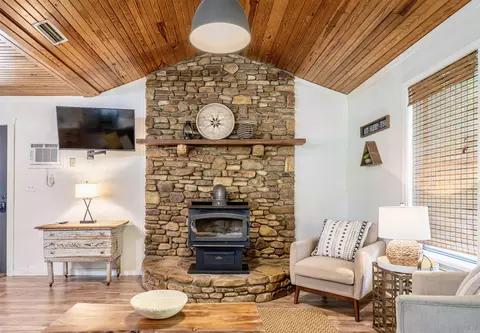Living - 996 Pinewood Ln, Mountain View, AR 72560 photo 2 of 3