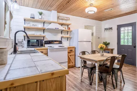 Kitchen - 996 Pinewood Ln, Mountain View, AR 72560 photo 1 of 2