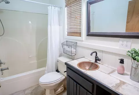 Bath - 996 Pinewood Ln, Mountain View, AR 72560 photo 1 of 1
