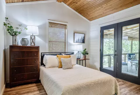 Bedroom - 996 Pinewood Ln, Mountain View, AR 72560 photo 2 of 3