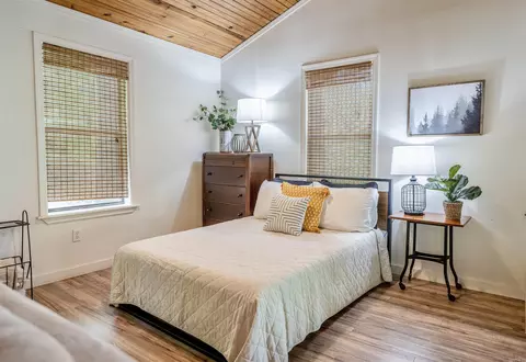 Bedroom - 996 Pinewood Ln, Mountain View, AR 72560 photo 3 of 3