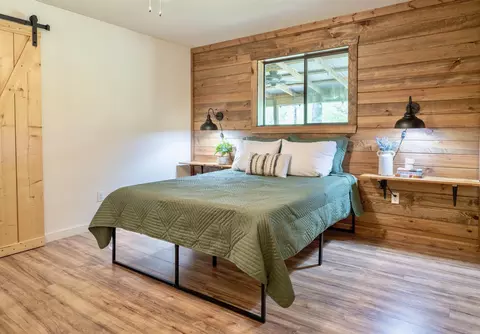 Bedroom - 996 Pinewood Ln, Mountain View, AR 72560 photo 1 of 3