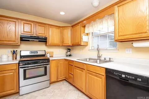 Kitchen - 811 St Ives, Benton, AR 72019 photo 3 of 3
