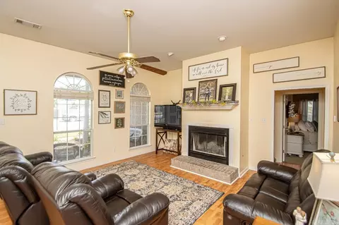 Living - 811 St Ives, Benton, AR 72019 photo 1 of 2